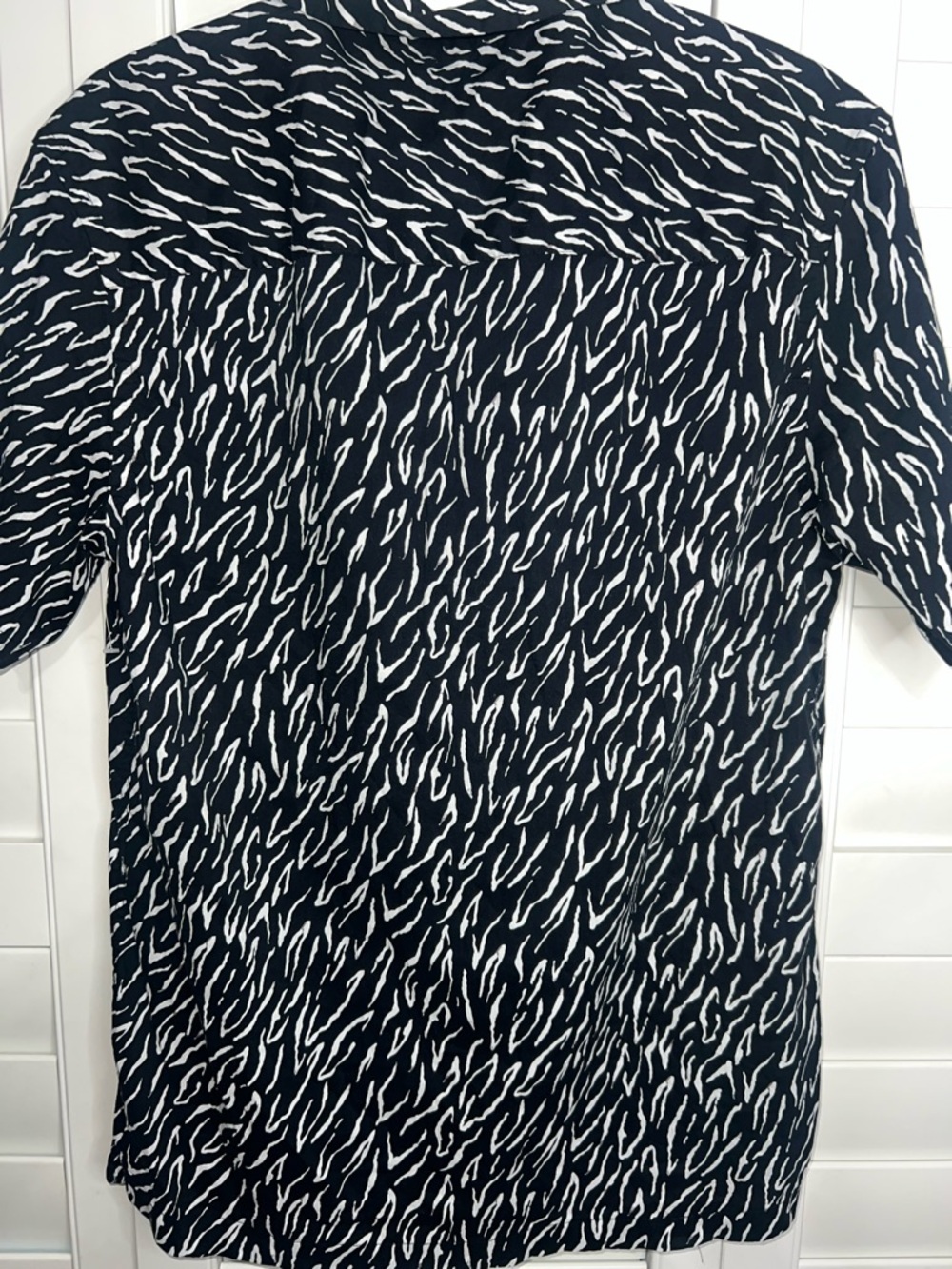 Zara Black Short-Sleeve Button-Down with White Wave Print size M - Picture 6 of 8
